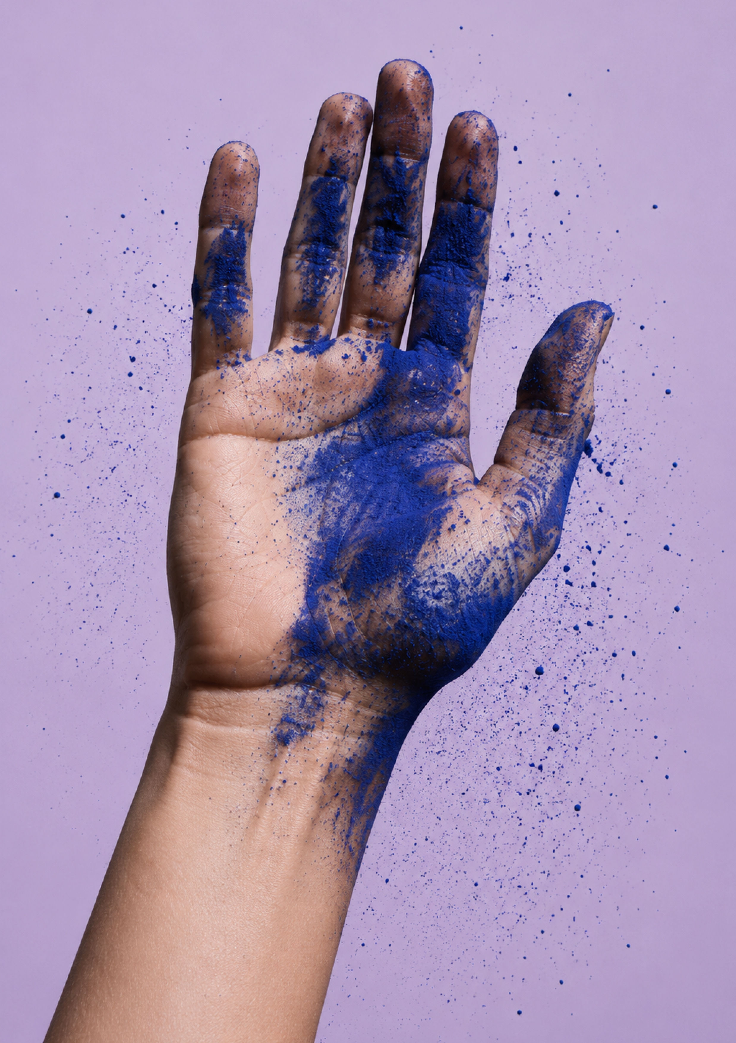 Main recouverte de pigments bleus — La Fabrique du Sensible